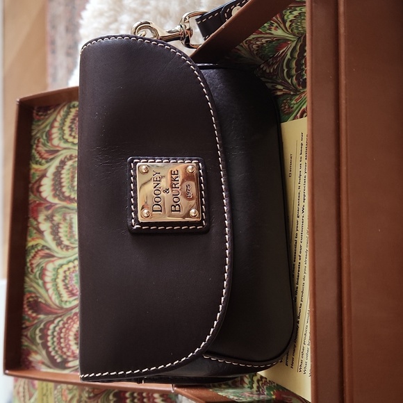 Gorgeous NWT IOB Dooney & Bourke Brown Leather Flap Wristlet🤎🎁❤️ - Picture 12 of 16